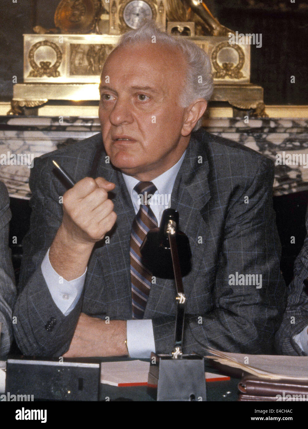 Außenminister Eduard Shevardnadze von der Union der Sozialistischen Sowjetrepubliken hält eine Pressekonferenz in der sowjetischen Botschaft in Washington, DC am 18. September 1987. Schewardnadse verstorben am 7. Juli 2014 im Alter von 86 Jahren. Bildnachweis: Arnie Sachs/CNP Stockfoto
