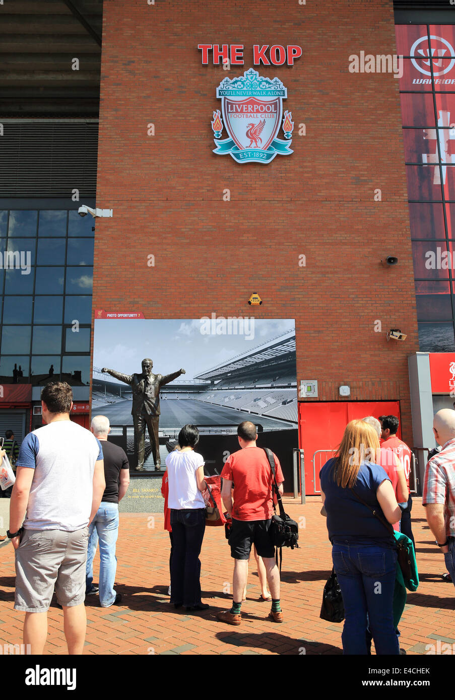 Die Bill Shankly-Statue vor der Kop, an der Anfield Road, Liverpool Fußball-Stadion, zum Jahresbeginn die Stadionführungen. Stockfoto