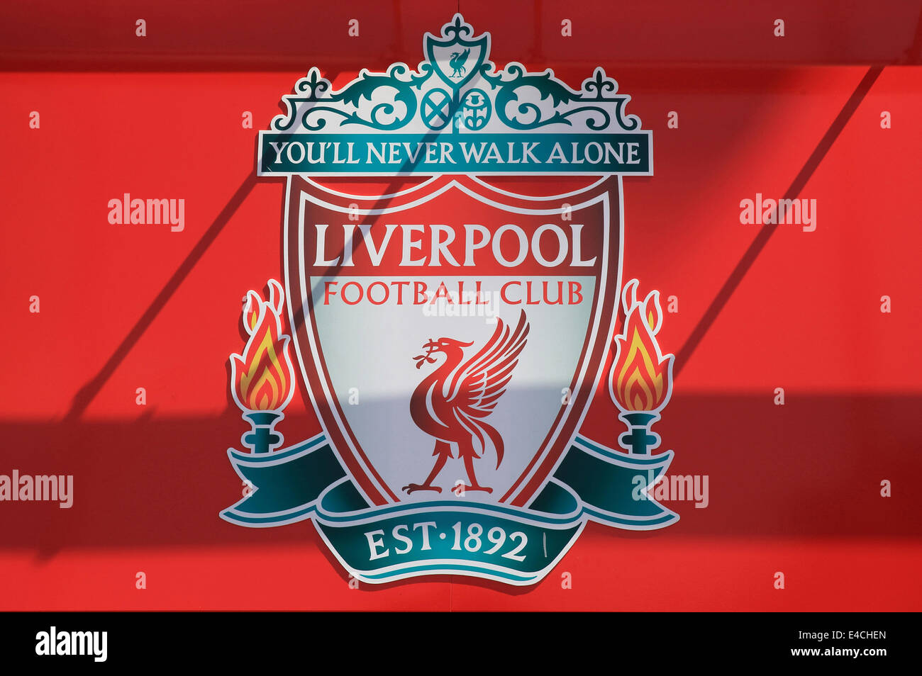 Die Liverpool Football Club-Emblem, werde Sie Never Walk Alone, in Anfield Stadion, Merseyside, NW England, UK Stockfoto