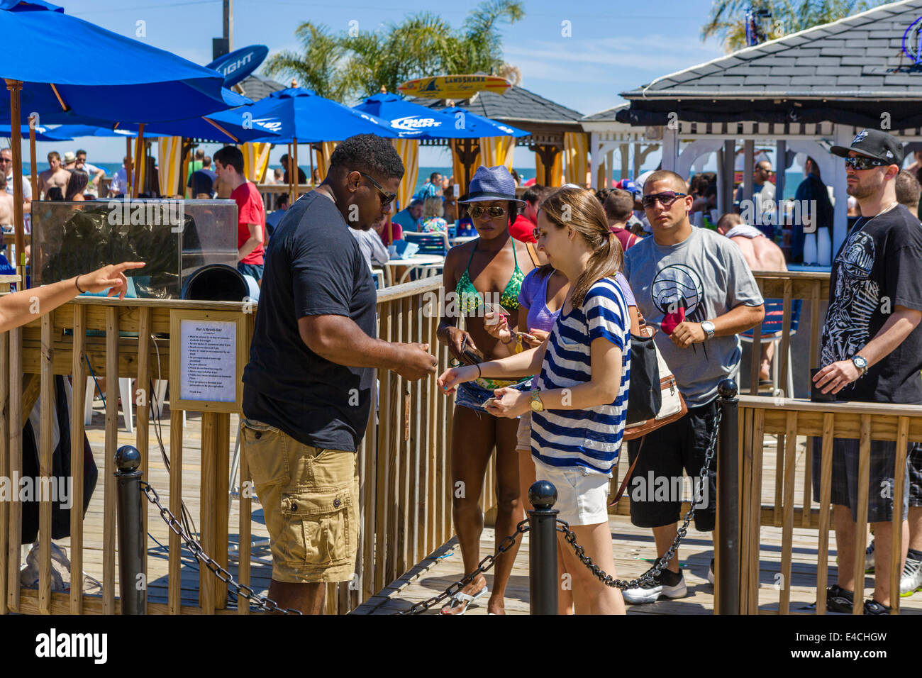 Junge Menschen, die ihre ID überprüft für Alter in Bar A Beach Bar im Trump Plaza, Atlantic City, New Jersey, Vereinigte Staaten Stockfoto