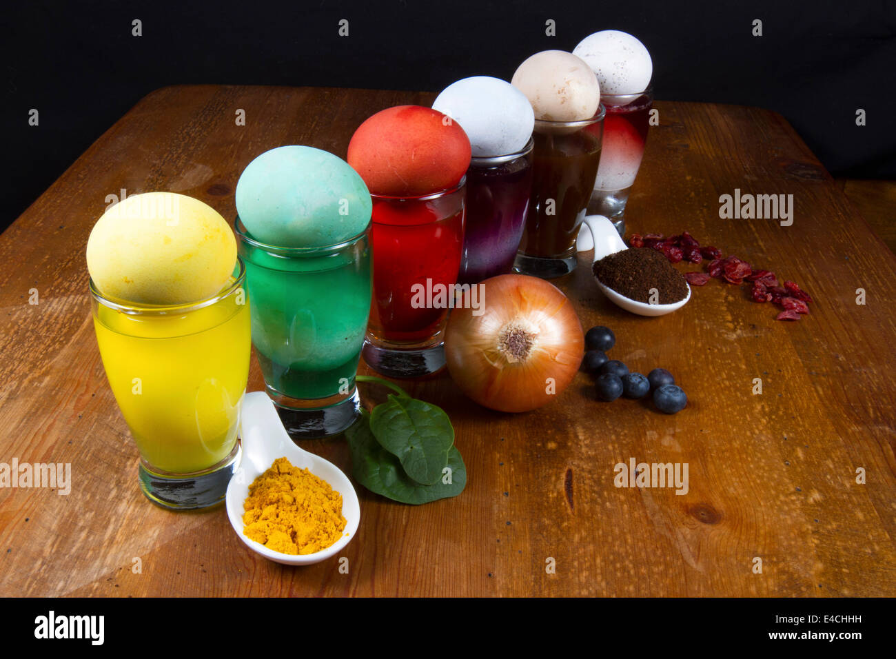 Osterei-Farbstoffe, die aus natürlichen Zutaten hergestellt, um mehrfarbige Ergebnisse zu erzielen Stockfoto