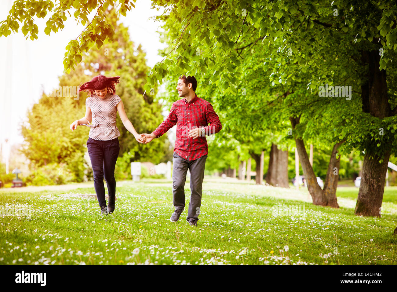 Glückliches junges Paar im Park, die Hand in Hand, Osijek, Kroatien Stockfoto