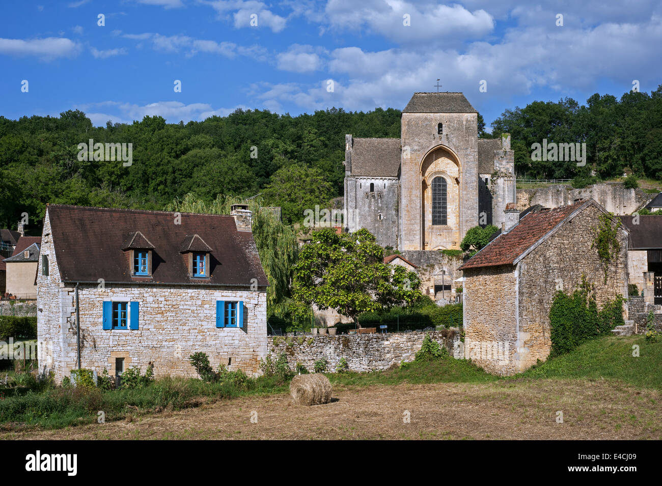 Das mittelalterliche Dorf Saint-Amand-de-Coly mit seiner romanischen Abtei Kirchenburg, Dordogne, Perigord, Frankreich Stockfoto