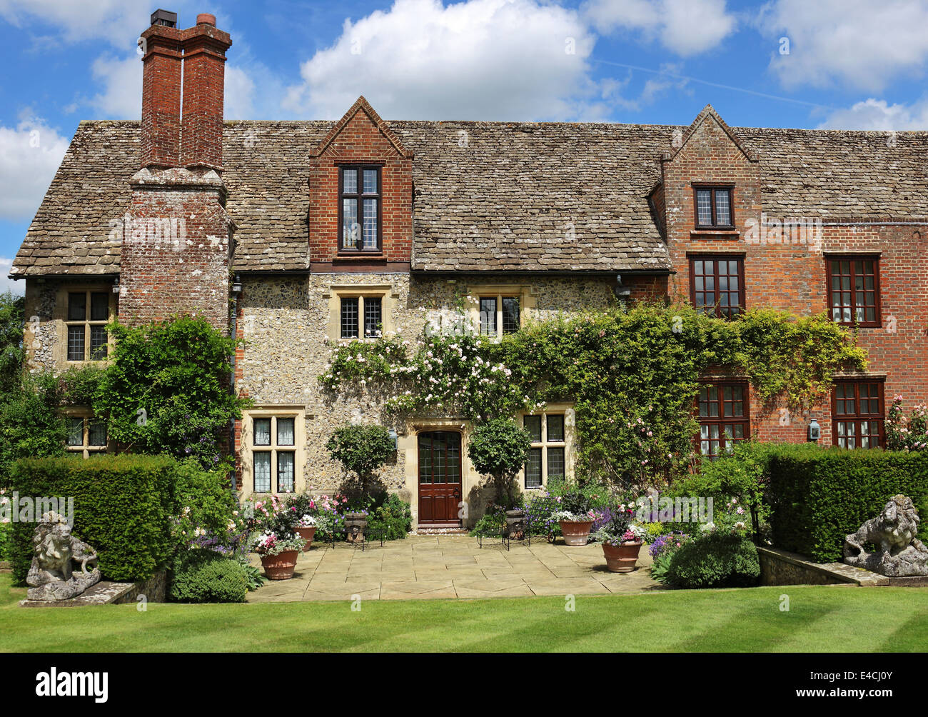 Ein Englisch-Villa mit Pfosten Windows von vorne Rasen gesehen Stockfoto