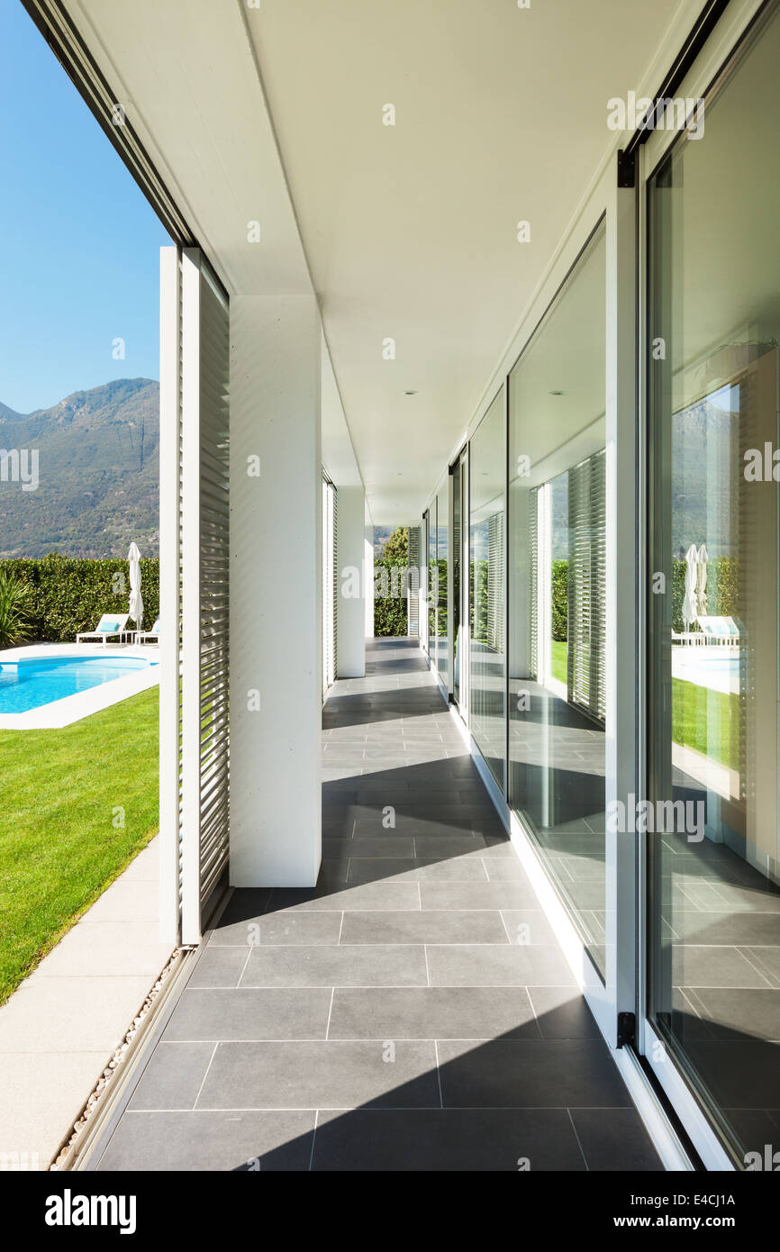 Moderne Villa mit Pool, Blick von der Veranda Stockfoto