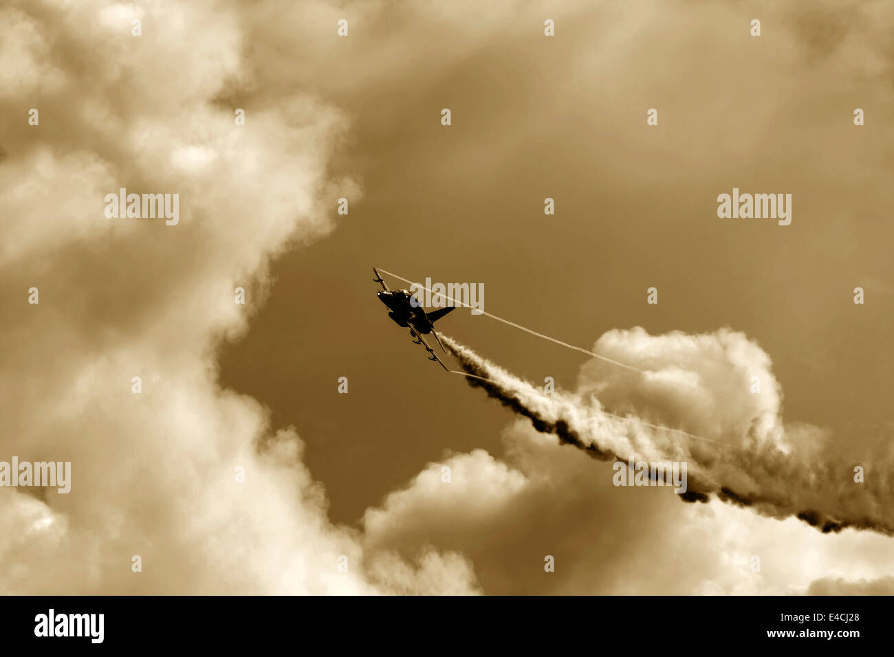 Kampfjet bewaffnet mit Bomben oder Raketen fliegen im bewölkten Himmel mit dicken Linie der Auspuff hinter sich. Stockfoto Kampfjet bewaffnet mit Bomben oder Raketen fliegen im bewölkten Himmel mit dicken Linie der Auspuff hinter sich. Stockfoto