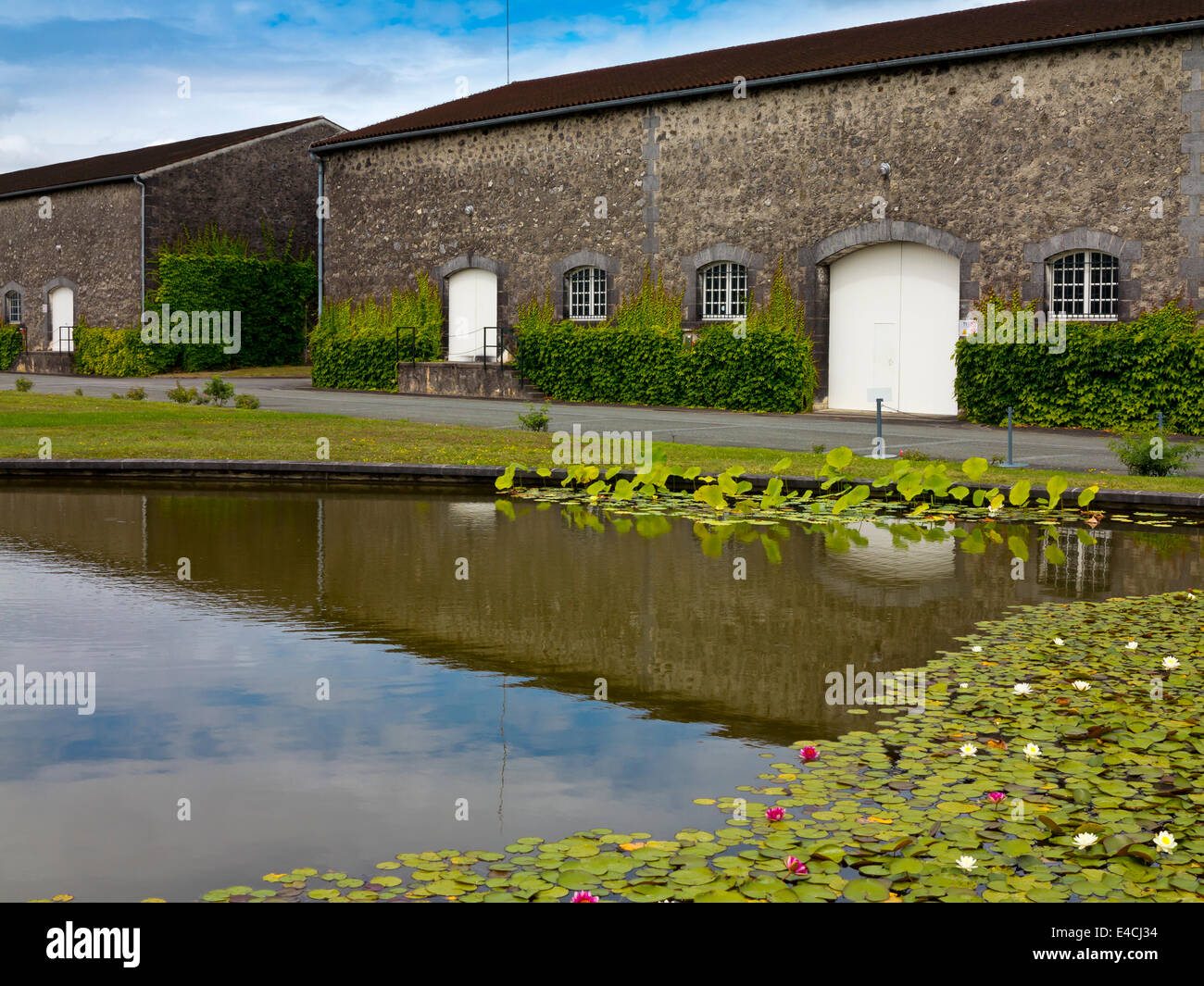 Gebäude am Hauptsitz Remy Martin in Cognac Frankreich wo hochwertige Brandy hergestellt und im Alter ist in Holzfässern Stockfoto