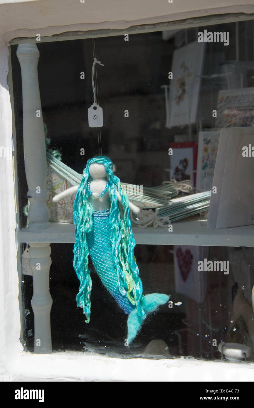 Cornwall. Roseland Halbinsel. Portscatho. Geschenk-Shop mit kleinen Meerjungfrau Puppe im Fenster. Stockfoto