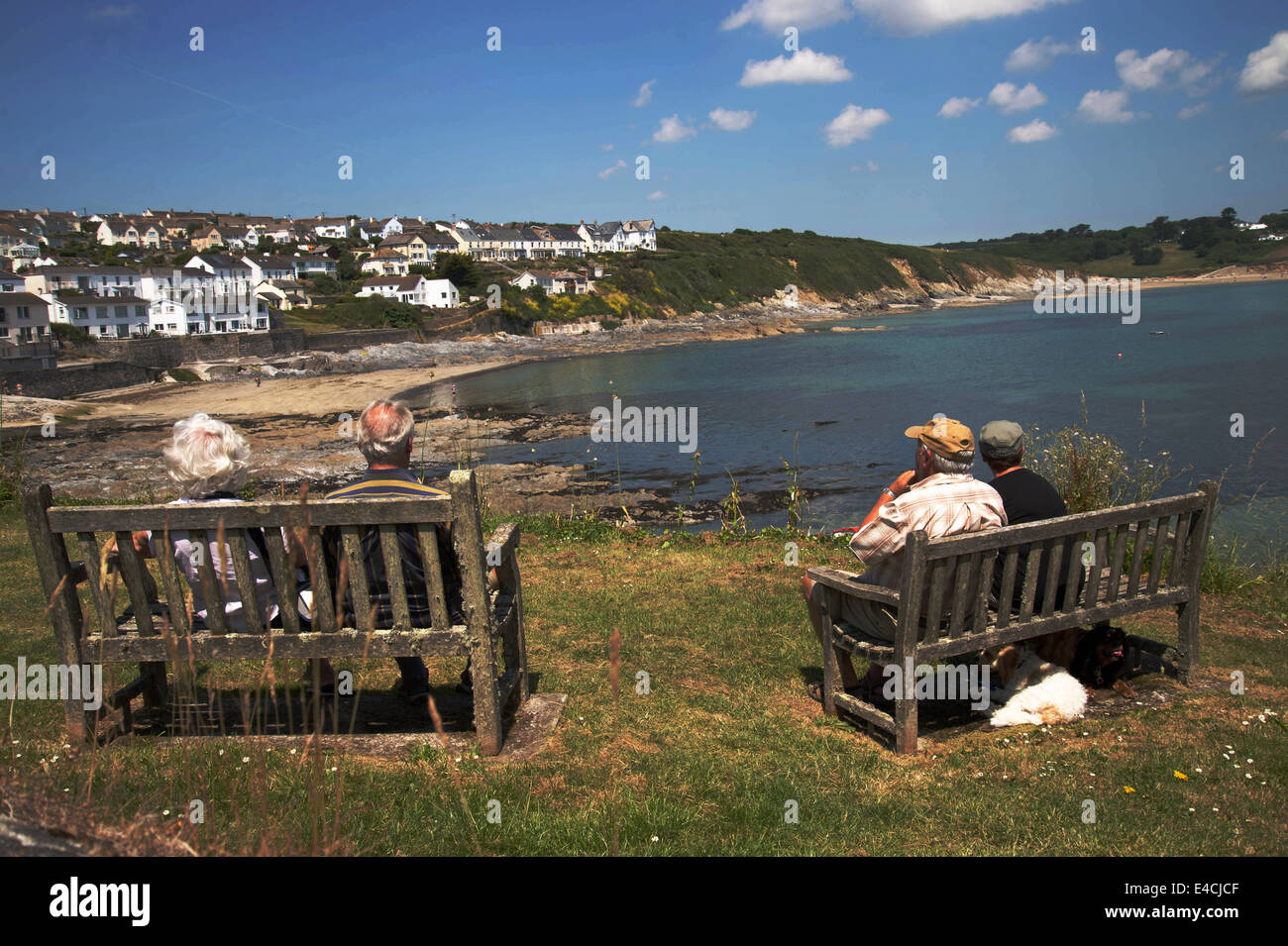 Cornwall. Roseland Halbinsel. Portscatho. Zwei ältere Paare saßen auf Holzbänken. Stockfoto