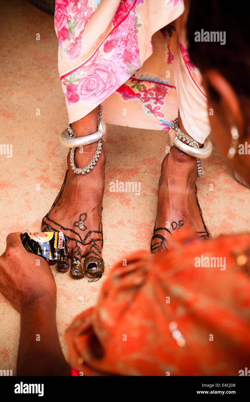 Frauen erzeugt traditionelle indische Henna-Tattoo am Fuß des indischen Frau im Sari, Jodhpur, Rajasthan, Indien Stockfoto