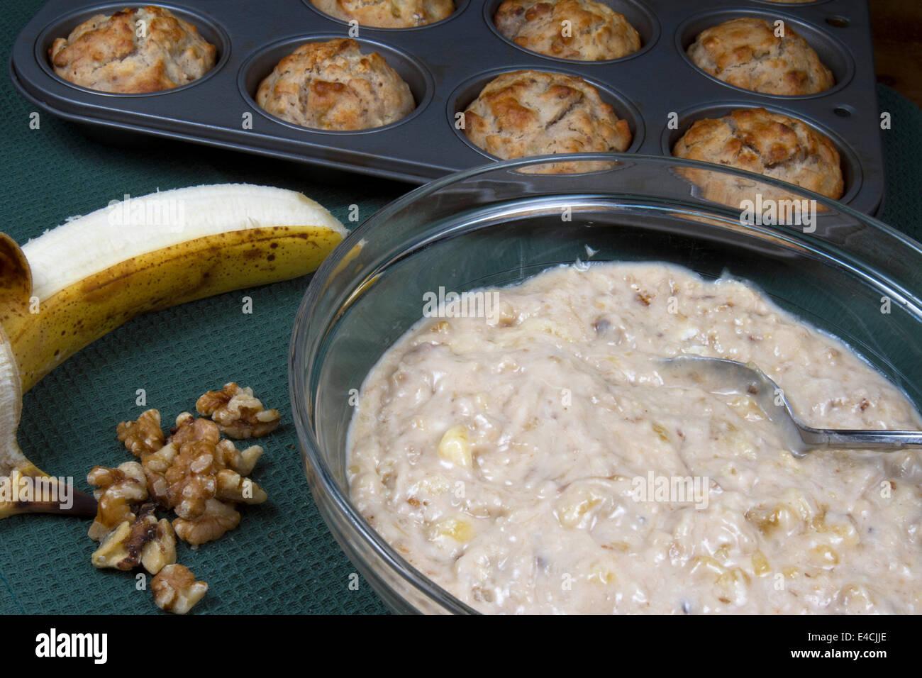 Teig und Zutaten für Bananen-Nuss-Muffins mit fertigen Produkt Stockfoto