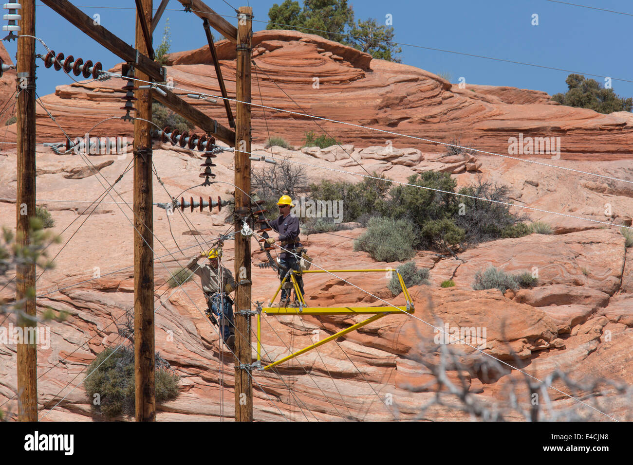 Escalante, Utah - Arbeiter Zeichenfolge Drähte für elektrische Hochspannungsleitung. Stockfoto