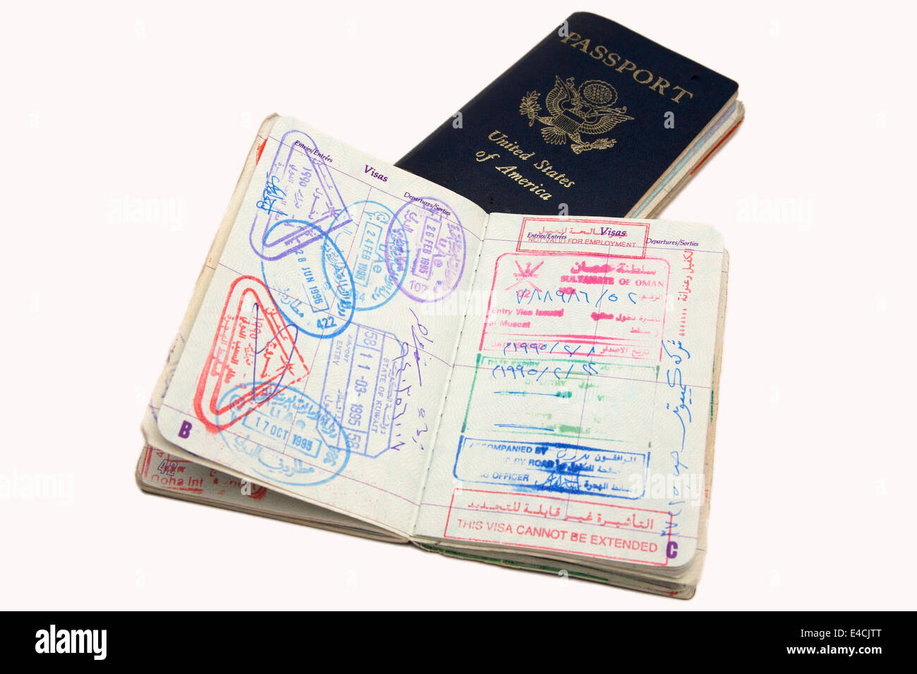 Amerikanischen Pass öffnen um Visa und Stempel aus Ländern der arabischen Halbinsel zu schwelgen. Stockfoto