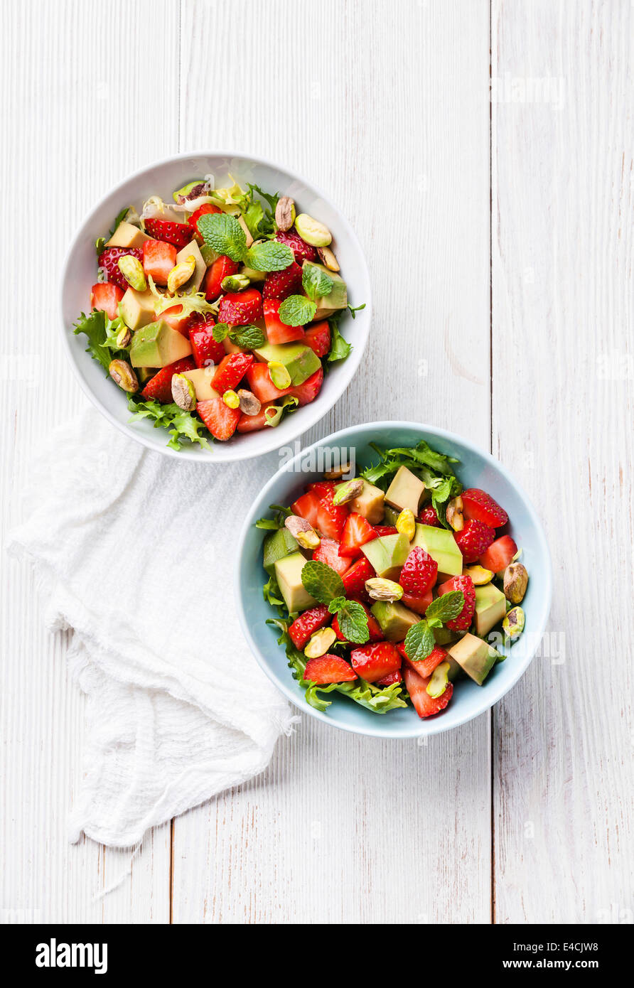 Blattsalat mit Avocado und Erdbeere auf hölzernen Hintergrund Stockfoto