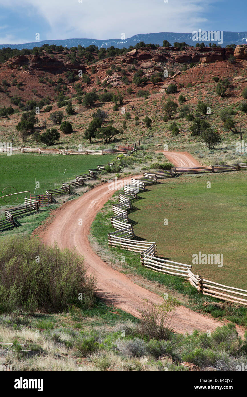 Torrey, Utah - eine Straße auf einer südlichen Utah-Ranch. Stockfoto