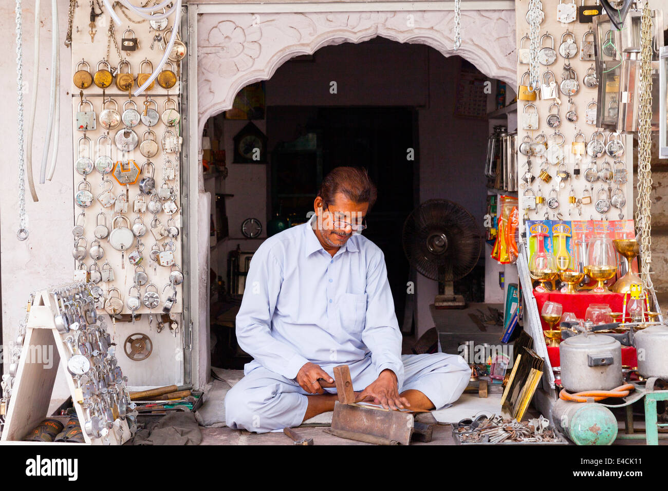 Indien-Mann arbeitet in seinem Schloss Stall, Jodhpur, Rajasthan, Indien Stockfoto