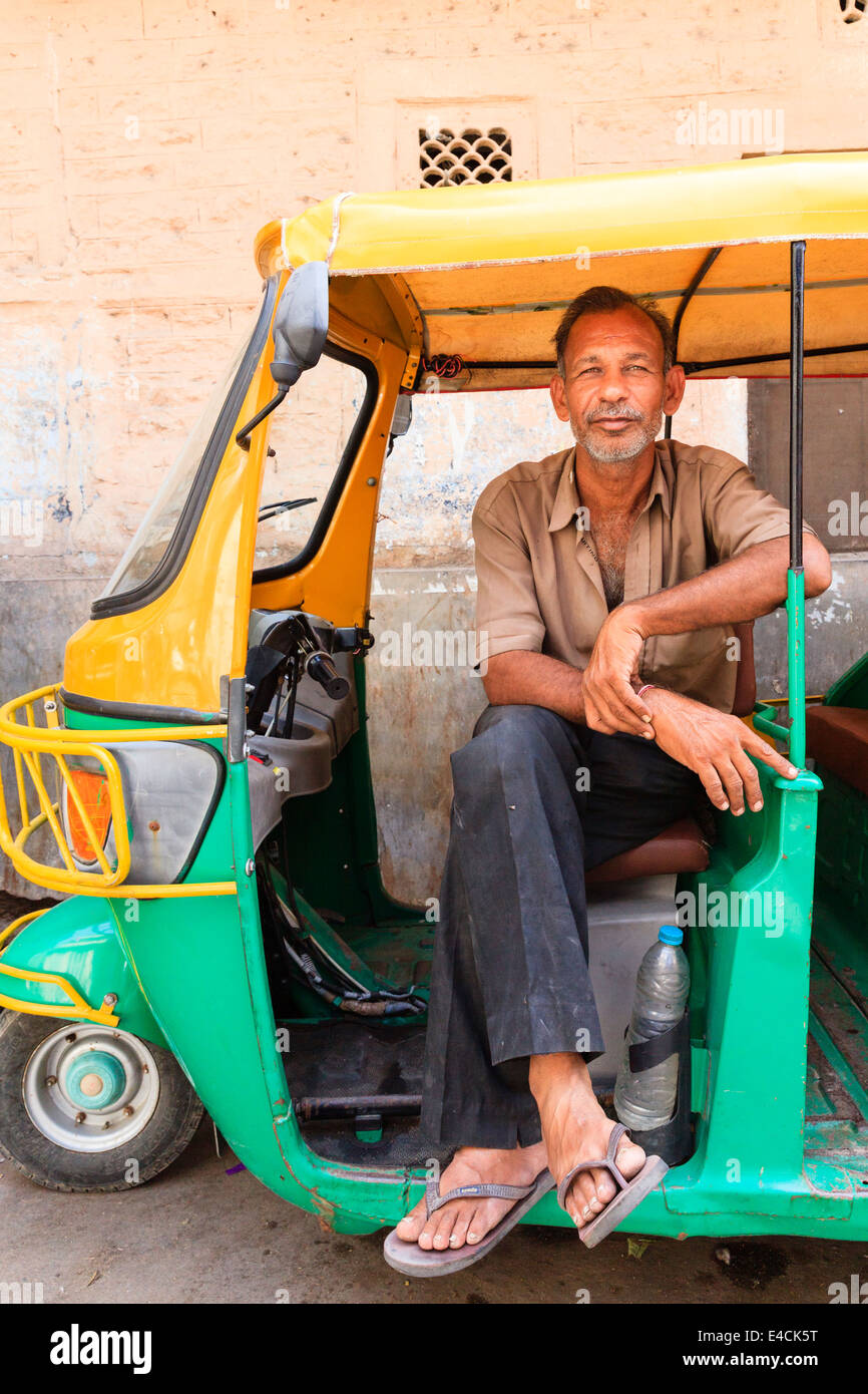 Indische Tuk Tuk Rikscha-Fahrer, Jodhpur, Rajasthan, Indien Stockfoto