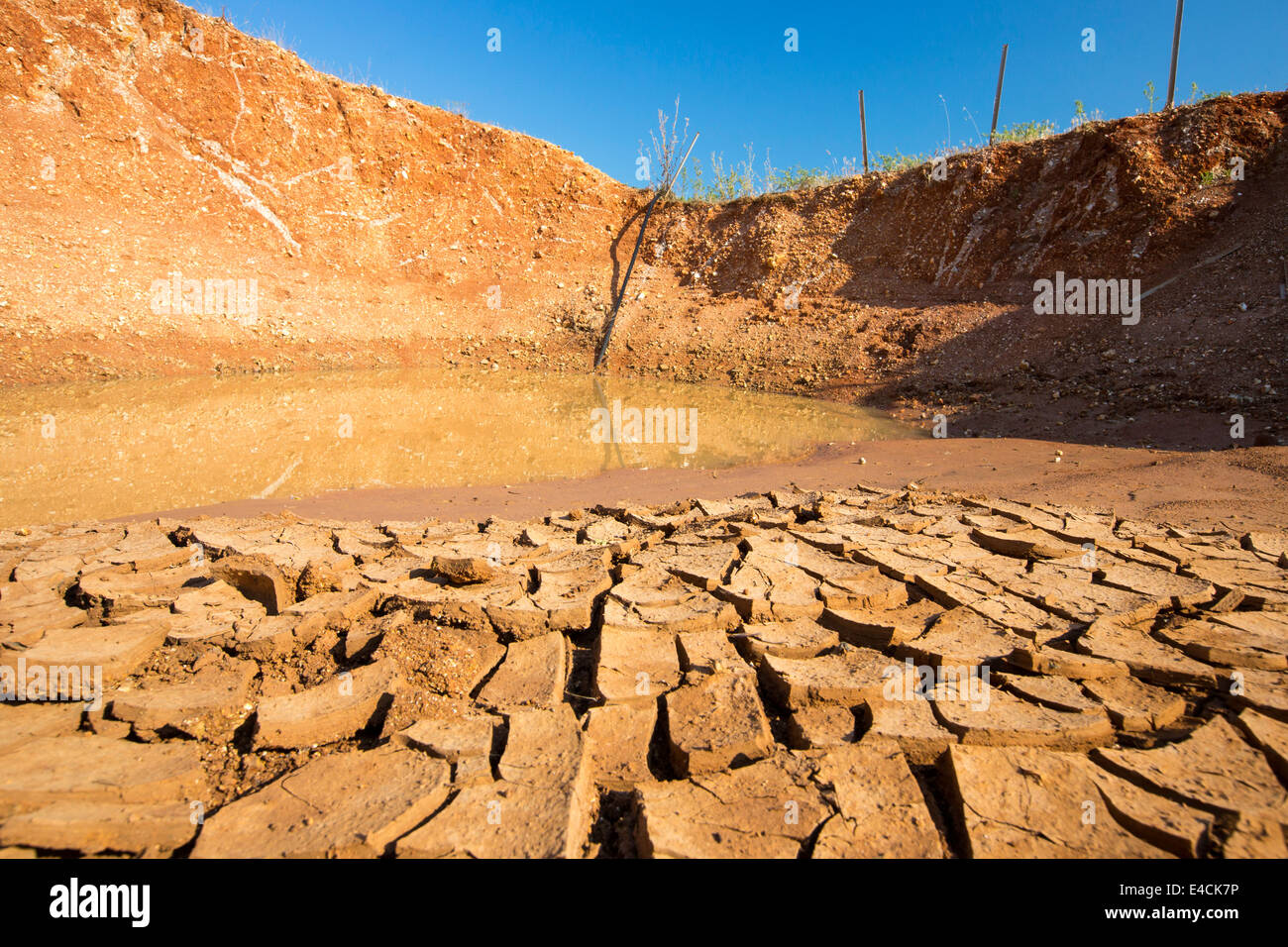 Einem Bauern Wasserloch Austrocknen in der Nähe von Sivota, Griechenland Stockfoto