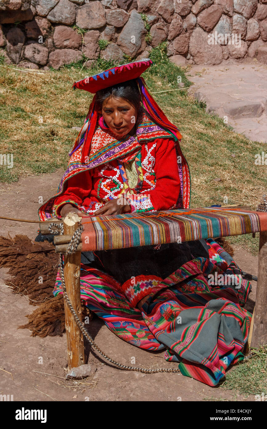 Peruanische Frau arbeitet an einem traditionellen Webstuhl Stockfoto
