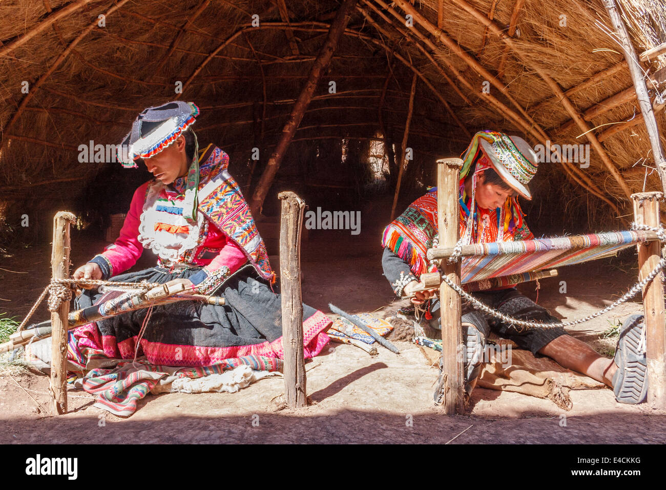 Peruanische Frauen arbeiten auf einem traditionellen Webstuhl Stockfoto