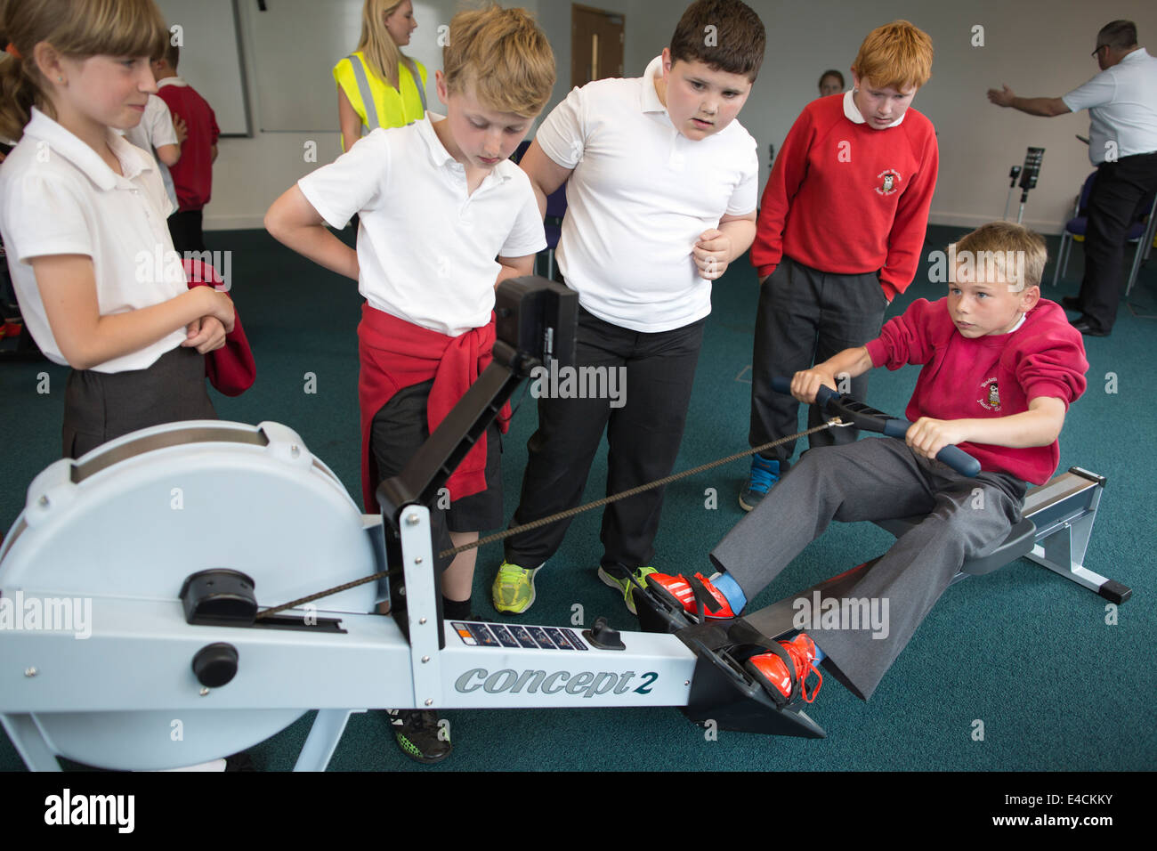 Kinder von Yeadon Westfield Grundschule Teilnahme an Aktivitäten von Sportwissenschaftlern Zusammenarbeit mit Athleten unterstützt. Stockfoto