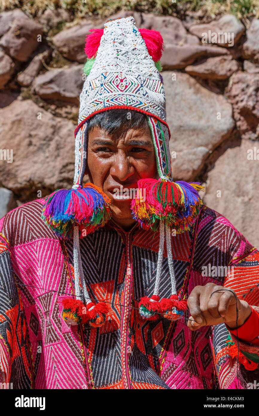 Peruanischen Mann gekleidet in traditioneller Weise Stockfoto