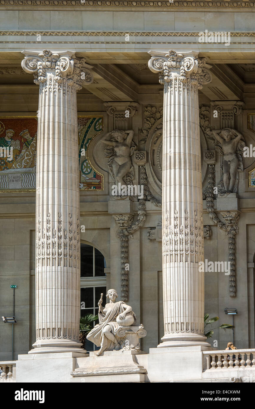 Detail der Fassade des Grand Palais, die korinthischen Säulen eine Statue und die Fresken an den Wänden. Paris, Frankreich. Stockfoto