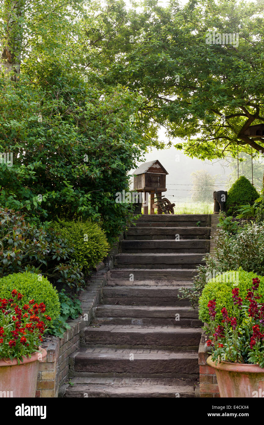 Garten Schritte mit alten Holzhauses Henne an der Spitze Stockfoto