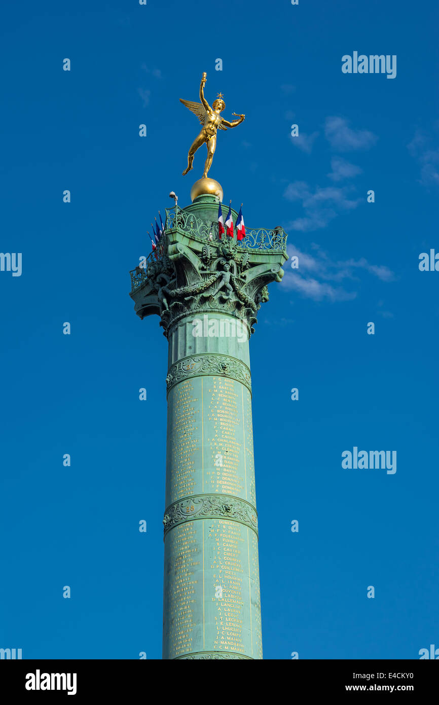 Die Juli-Spalte (Französisch: Colonne de Juillet) ist eine monumentale Spalte in Paris zum Gedenken an die Revolution von 1830 und feiert Stockfoto