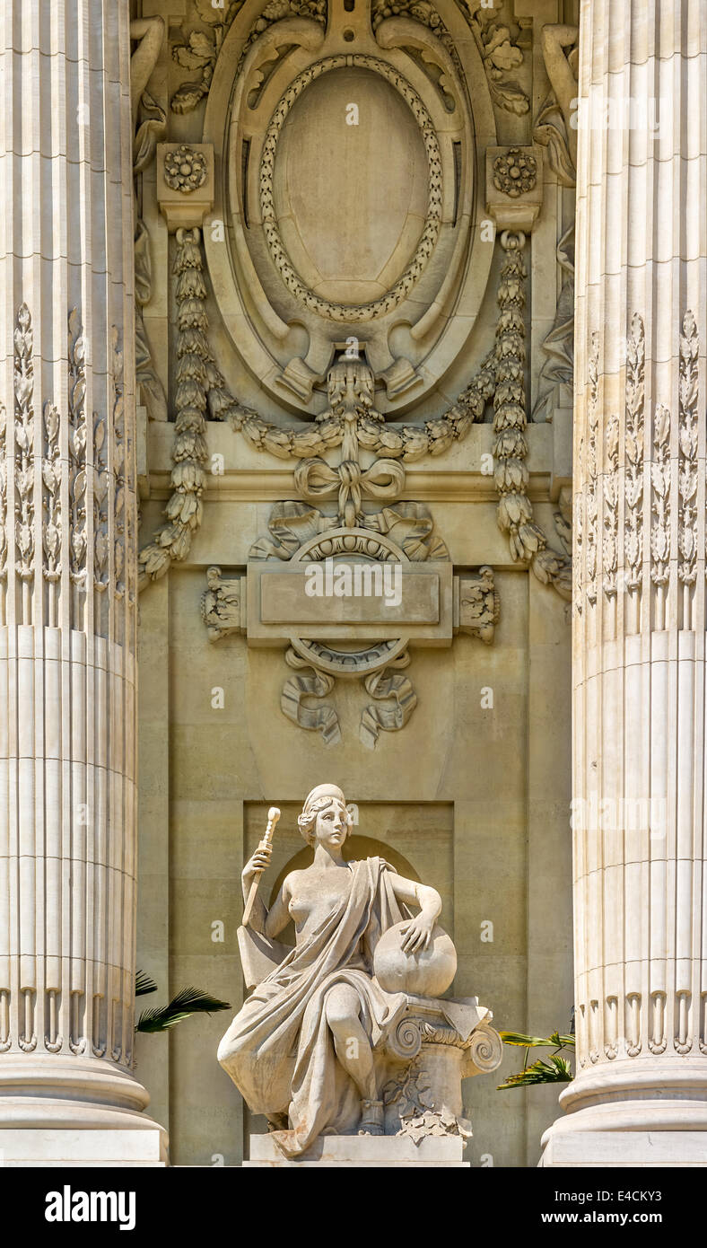 Detail der Fassade des Grand Palais, die korinthischen Säulen eine Statue und die Fresken an den Wänden. Paris, Frankreich. Stockfoto
