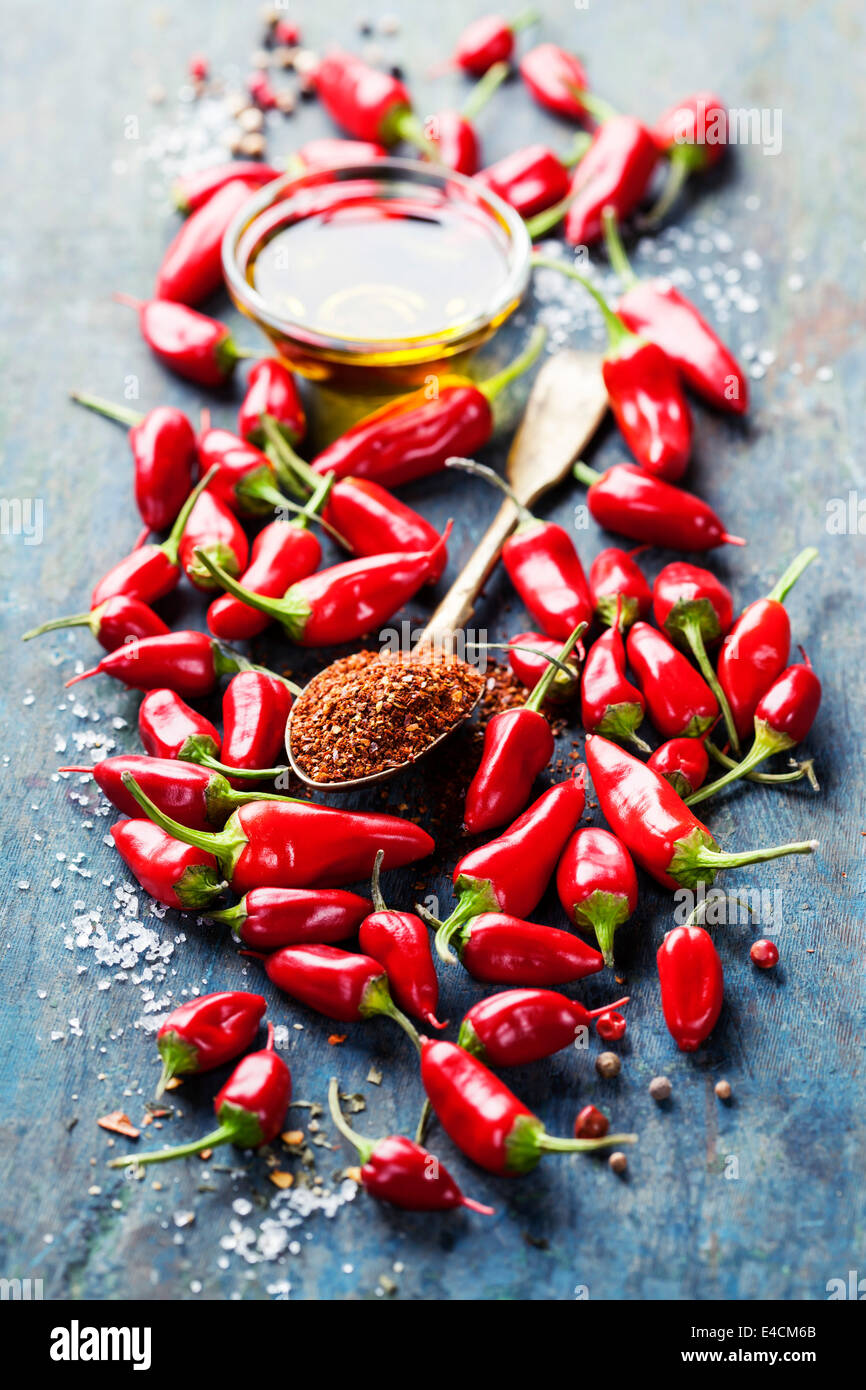 Red Hot Chili Peppers und Olivenöl über hölzerne Hintergrund - kochen oder stark gewürzte Speisen-Konzept Stockfoto