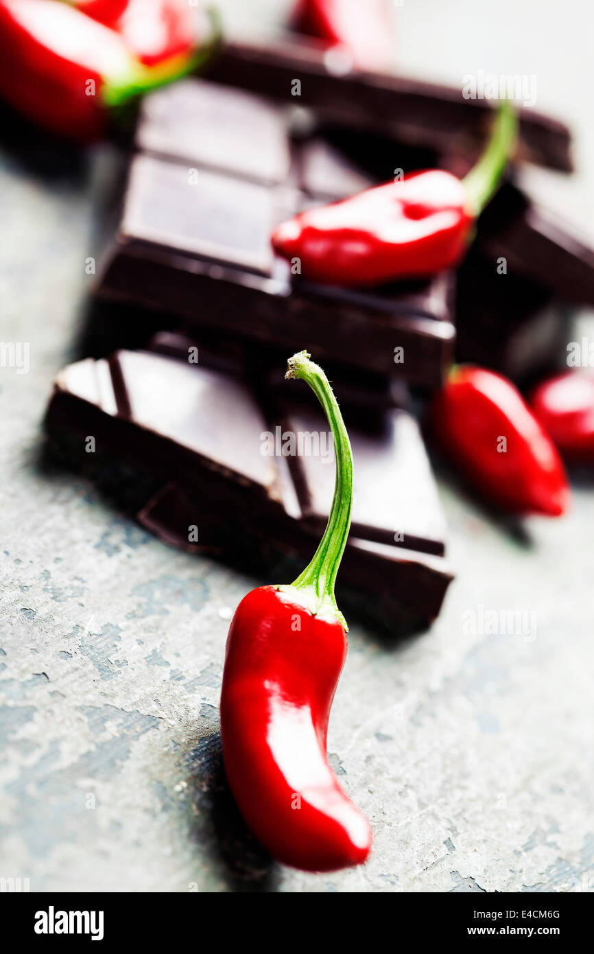 Dunkle Schokolade mit Chili-Pfeffer über hölzerne Hintergrund Stockfoto