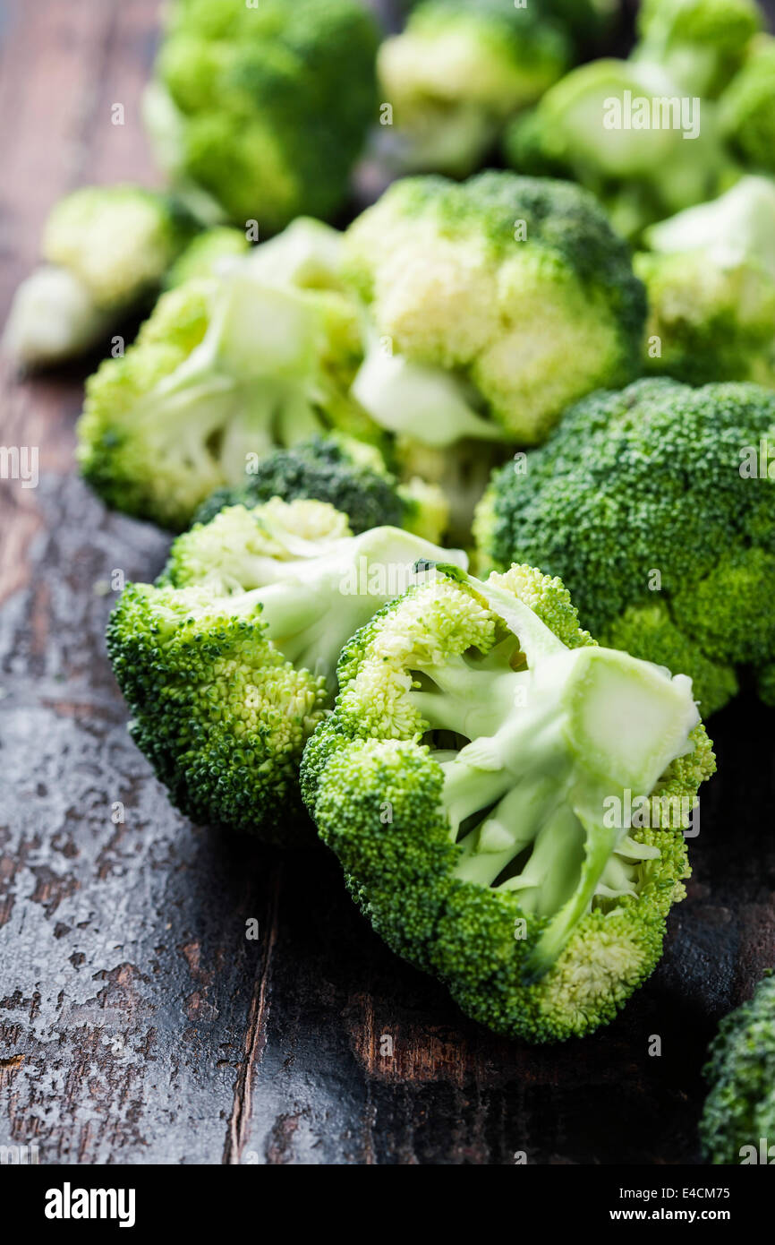 Frischer grüner Brokkoli auf einem hölzernen Hintergrund. Stockfoto