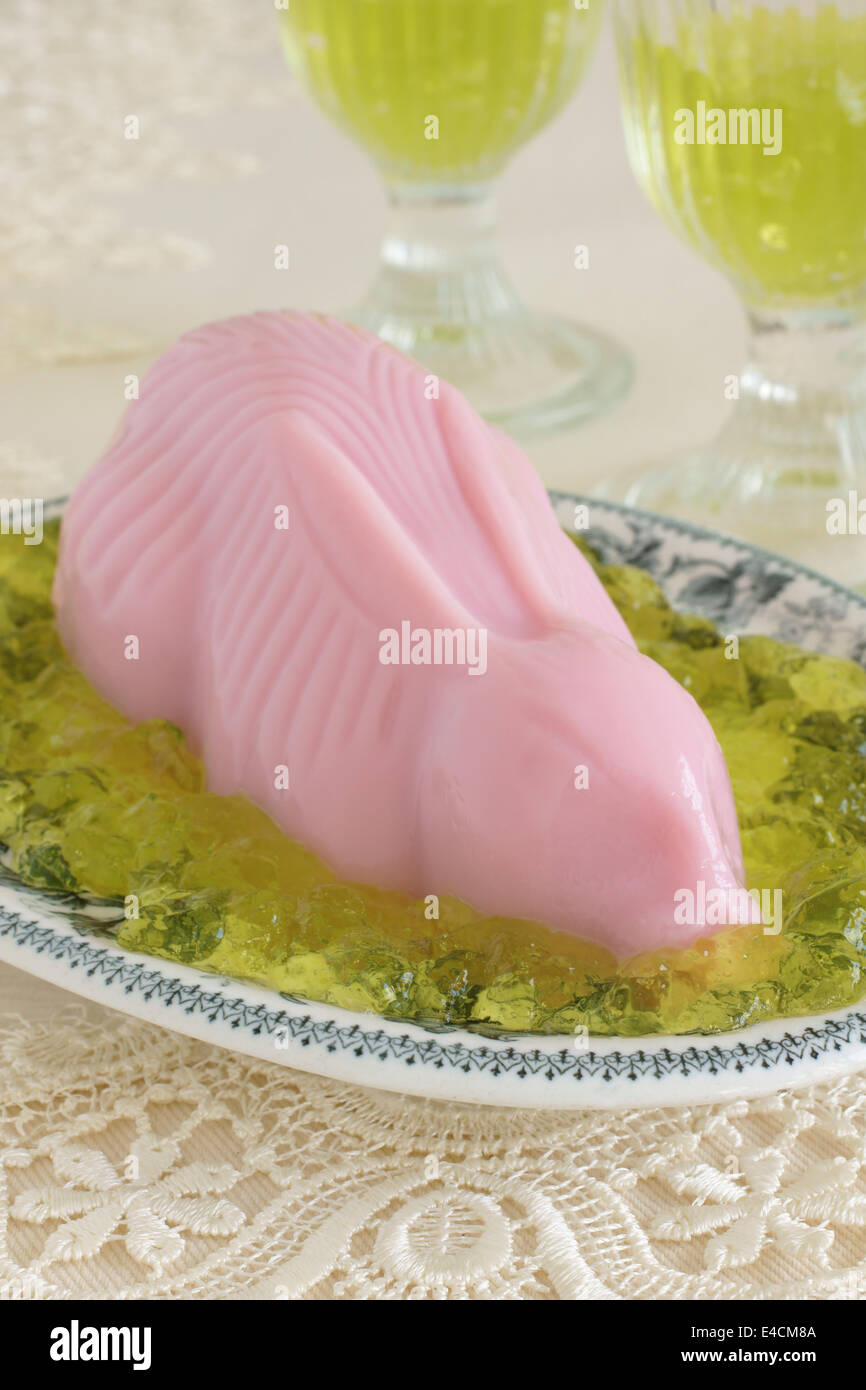 Rosa Pudding in der Form eines Hasen auf Green Jelly Grass ein Altmodisches Britisches childrens Novelty party Dessert Stockfoto