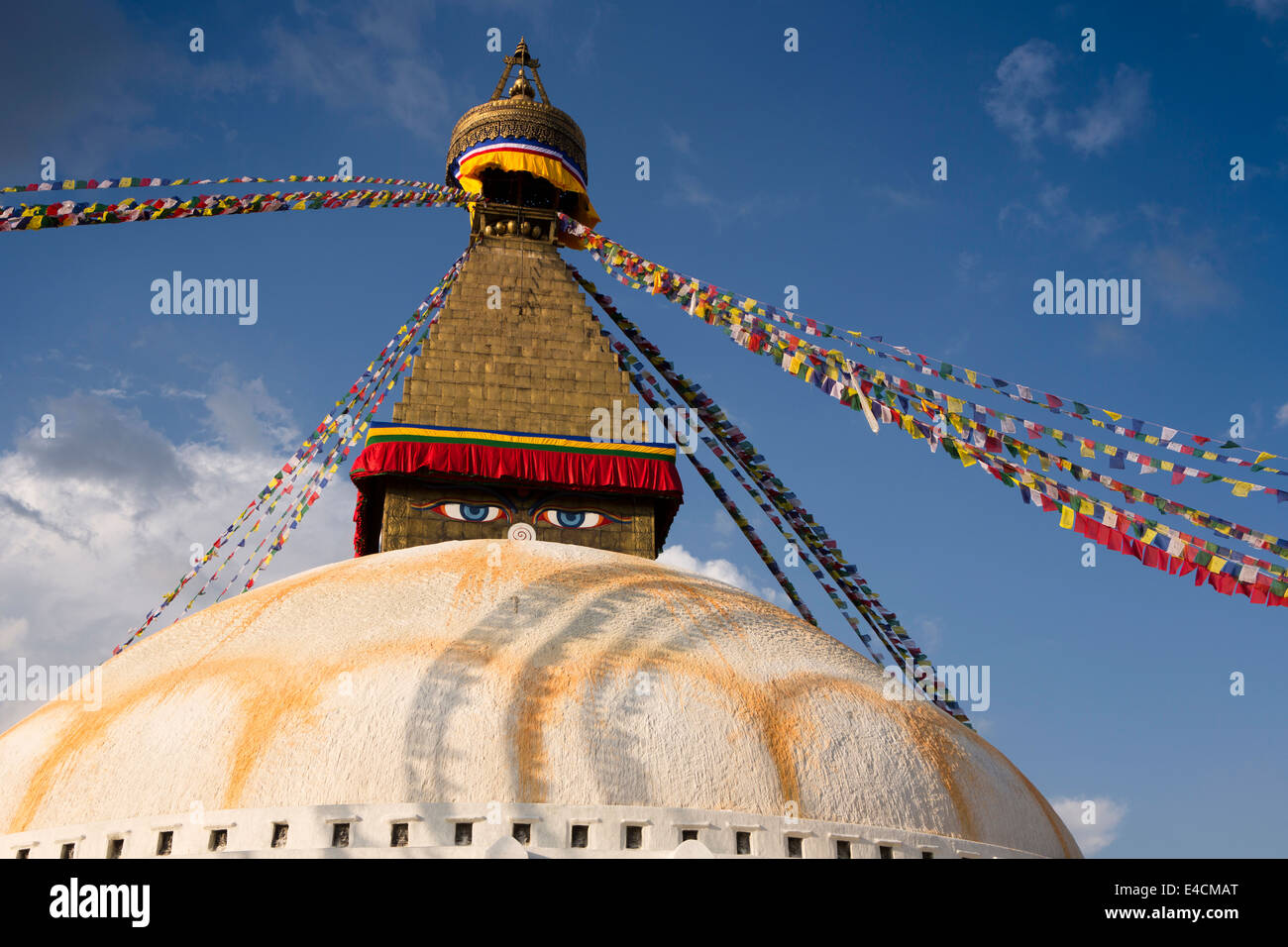 Nepal, Kathmandu, Boudhanath Stupa Turmspitze mit bunten Gebetsfahnen Stockfoto