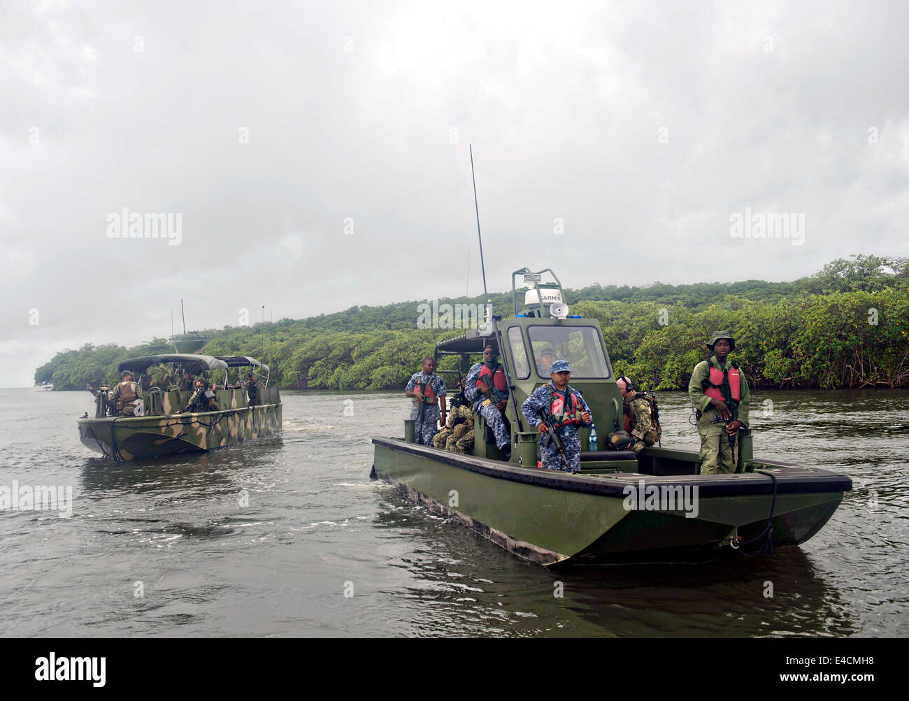 US Navy Coastal Riverine Geschwader zwei Sonderbetrieb Kräfte durchzuführen einsetzen und Extraktion-Training mit dem Belize Defence Force Sondereinheit Boot 3. Juli 2014 in Punta Gorda, Belize. Stockfoto