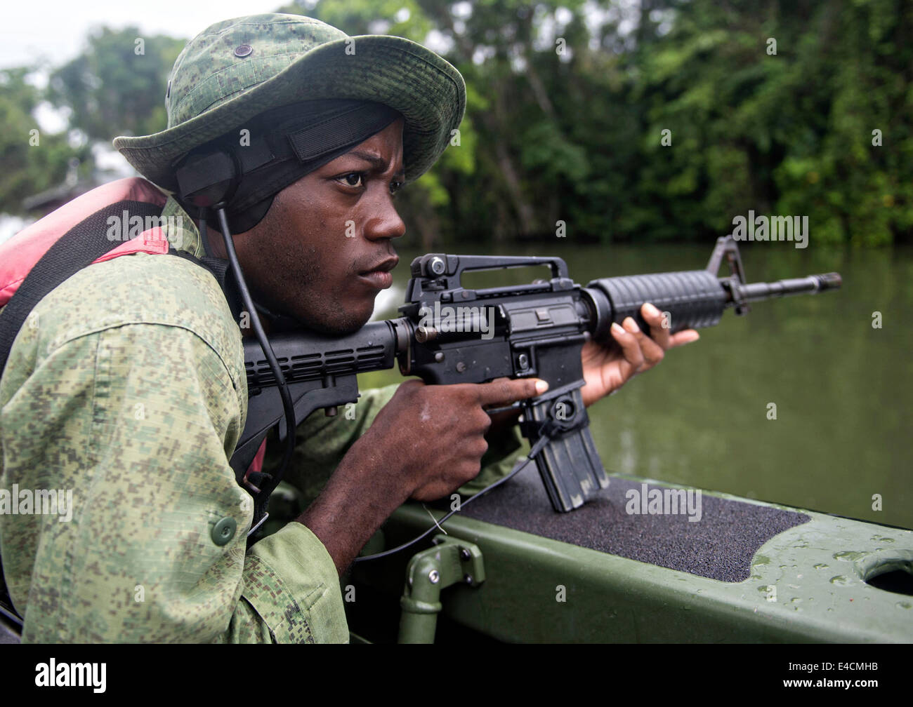 Eine Belize Defense Force Boot Spezialeinheit Kommando führt einsetzen und Extraktion Training mit uns Marine Küsten Riverine Geschwader Einheit zwei 3. Juli 2014 in Punta Gorda, Belize. Stockfoto
