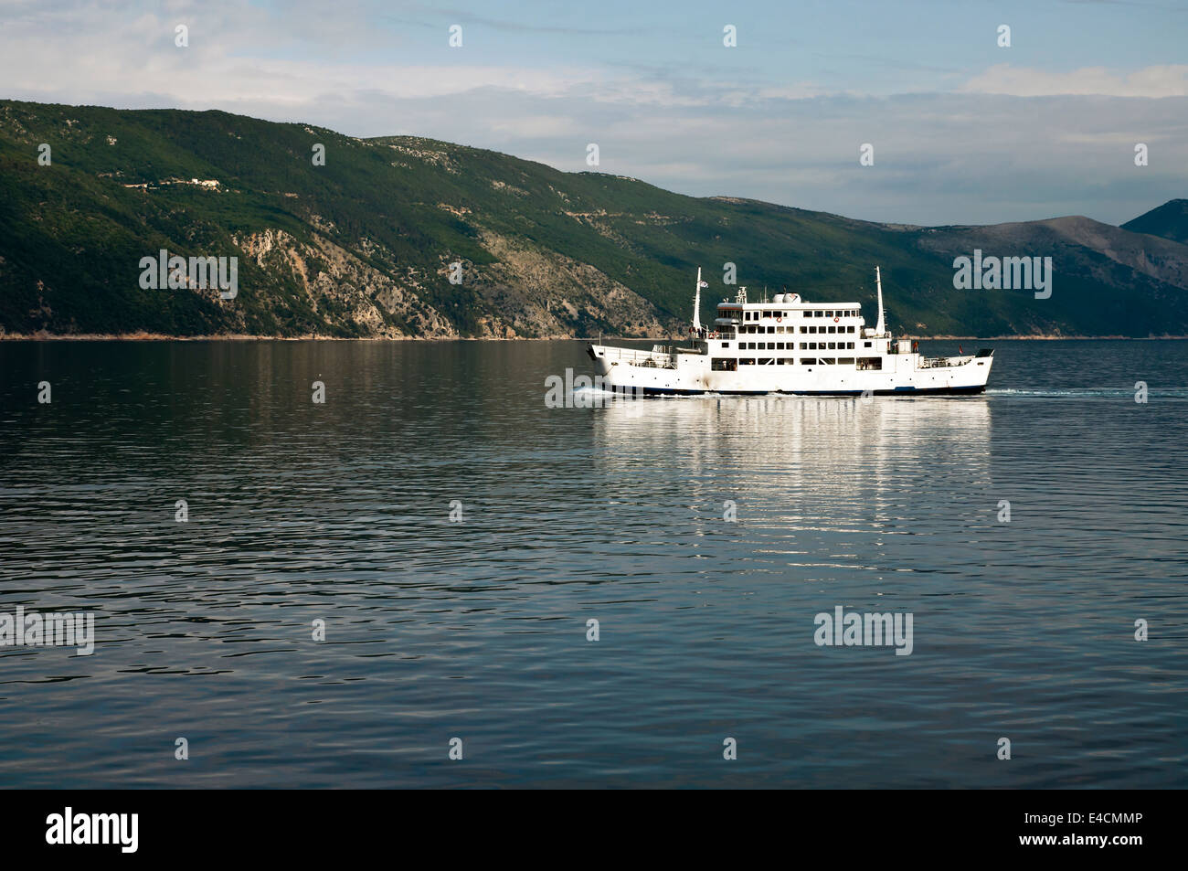 Ferry boat zwischen den Inseln Krk und Cres, Insel Cres ist im Hintergrund Stockfoto