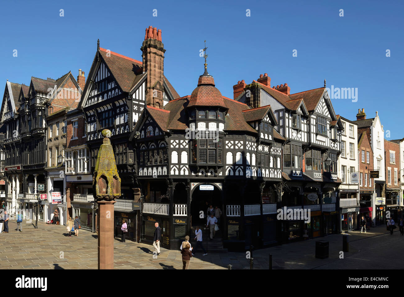Schwarz / weiß Fachwerk Geschäften und Gebäuden auf das Kreuz im Stadtzentrum von Chester UK Stockfoto