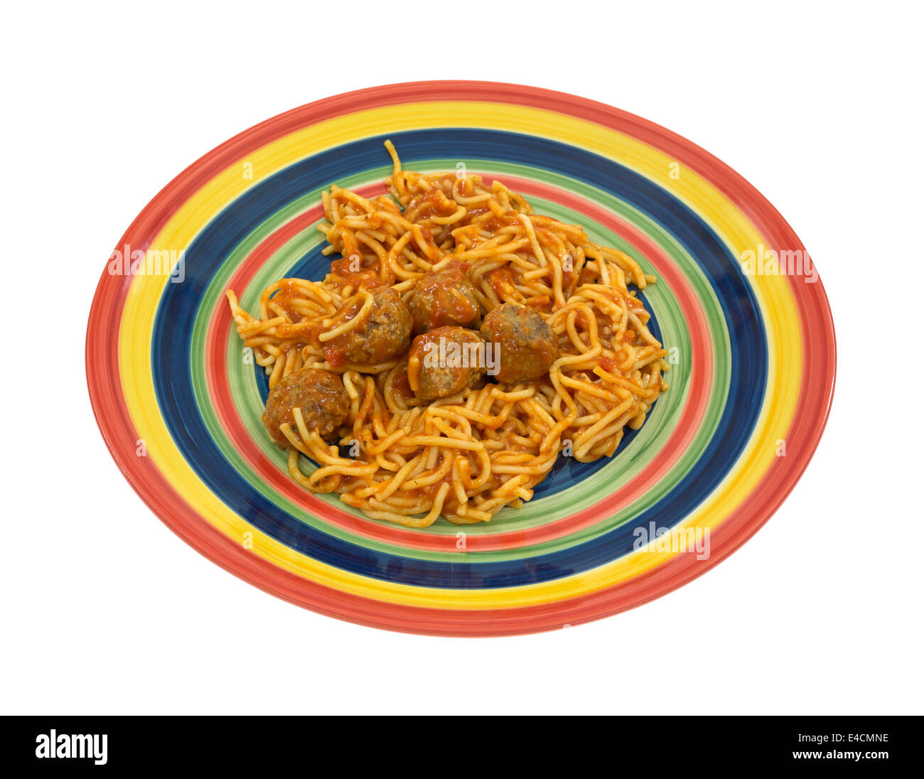 Eine Portion Spaghetti und Fleischbällchen auf einem bunten Teller isoliert auf einem weißen Hintergrund. Stockfoto