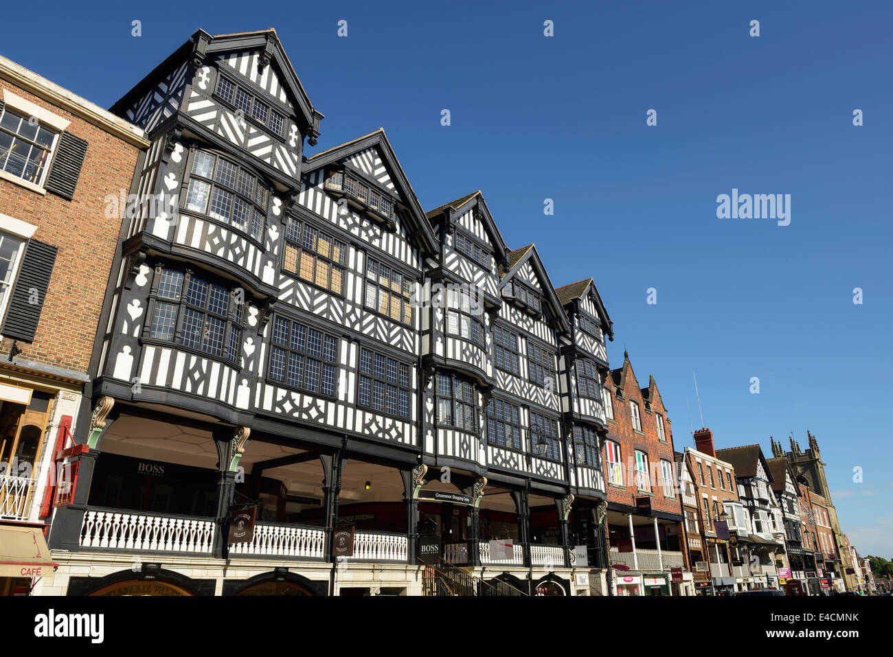 Schwarz / weiß Fachwerk Geschäften und Gebäuden auf Bridge Street im Stadtzentrum von Chester UK Stockfoto