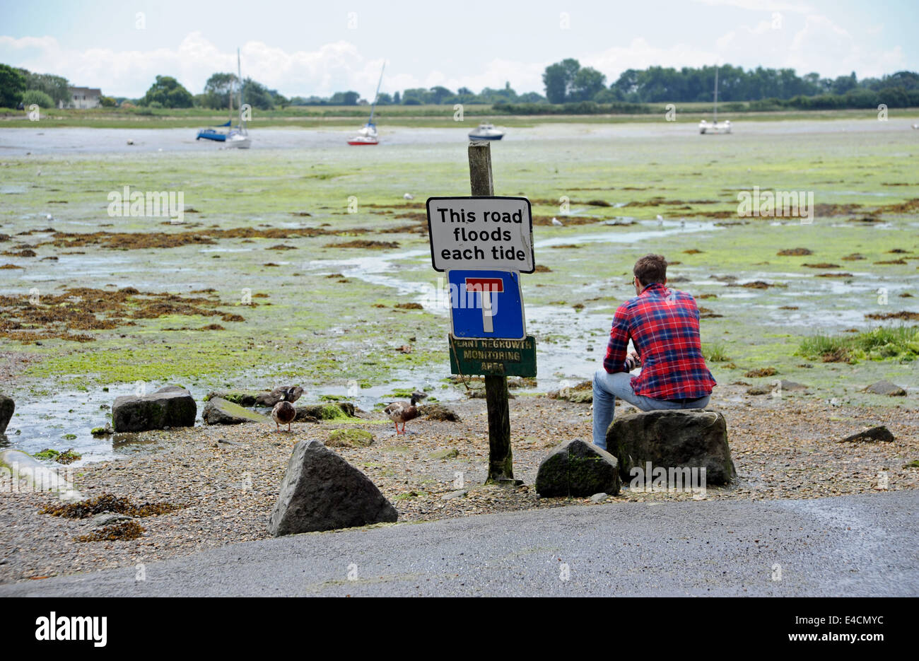 Diesen Weg jeder Flut Hochwasser Warnsignal zu parkenden Autos am Bosham Hafen Chichester West Sussex UK Stockfoto