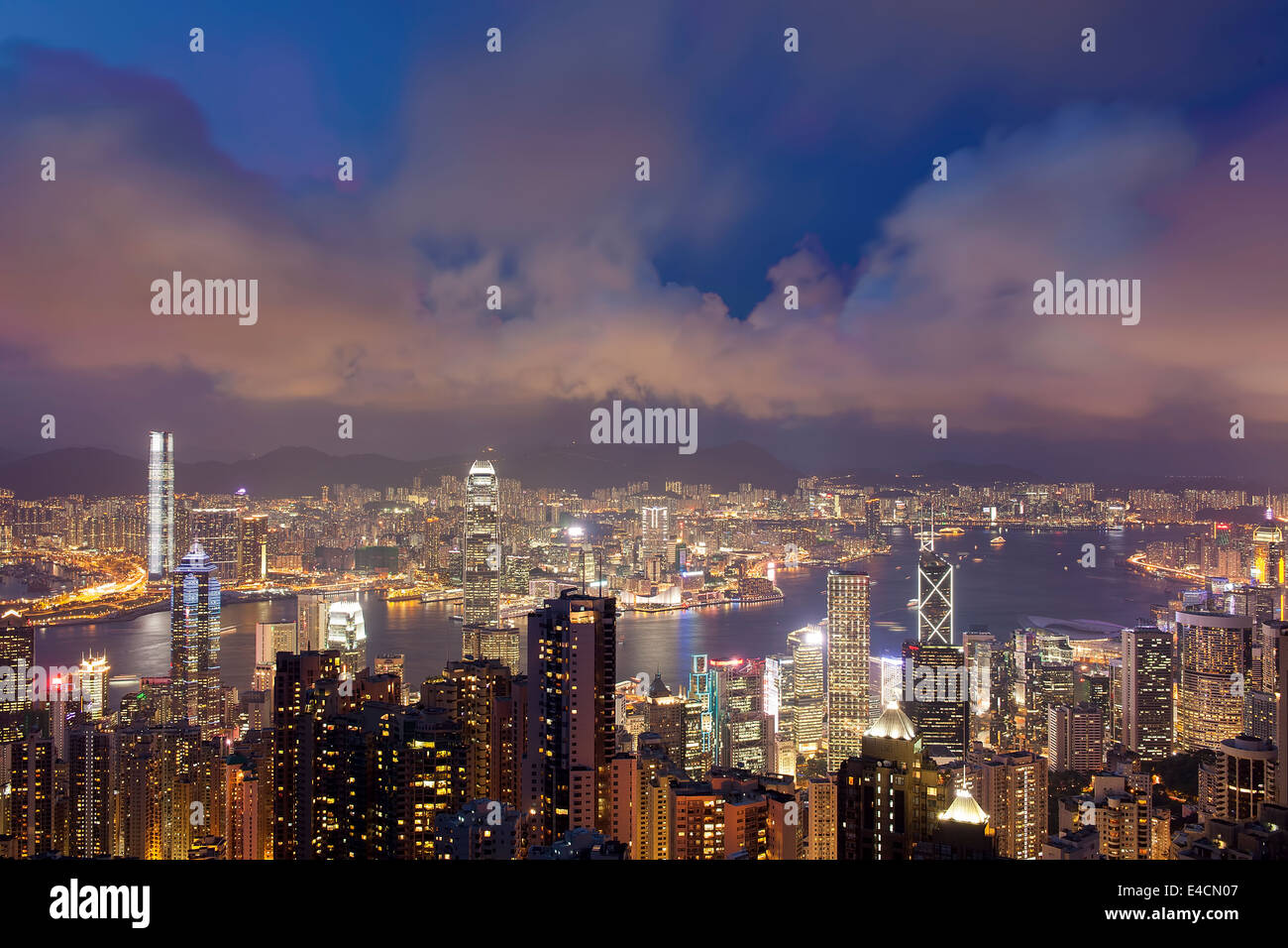 Hong Kong Stadt und Blick auf den Victoria Hafen von Victoria Peak zur blauen Stunde Stockfoto