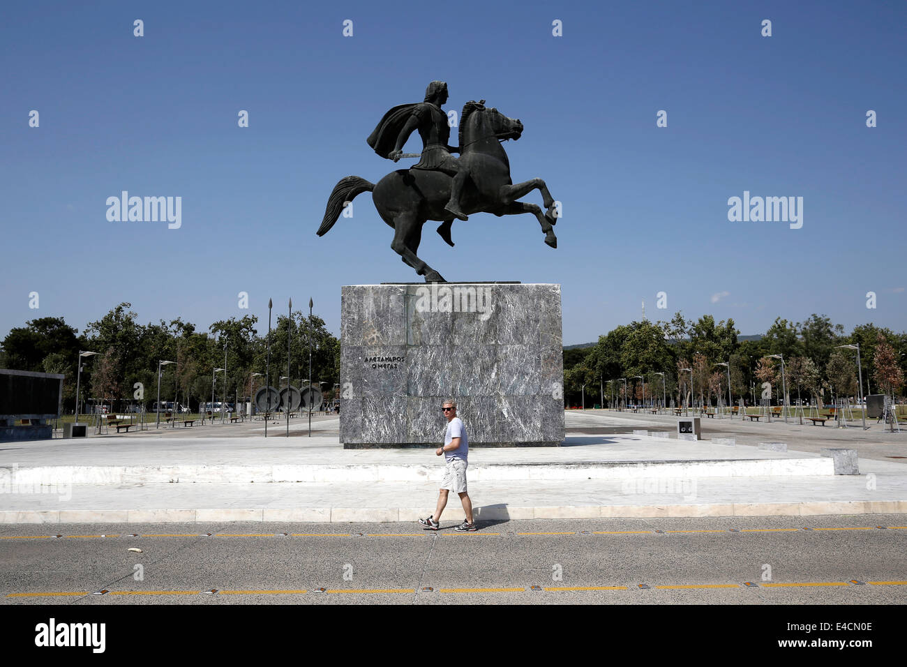 Ein Mann geht vor Alexander die große Statue in Thessaloniki, Griechenland Stockfoto