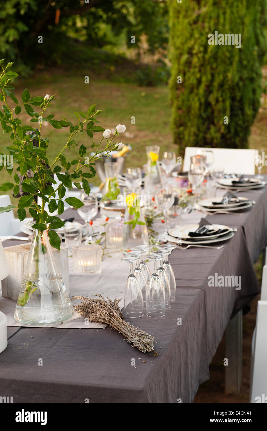 Ein Tisch im Freien für Abendessen mit getrockneten Lavendel und rose schneiden. Stockfoto