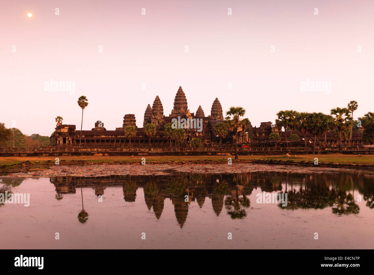 Mondaufgang / Sonnenuntergang über Angkor Tempelanlage Angkor Wat, Angkor Wat, Siem Reap, Kambodscha, Süd-Ost-Asien. Stockfoto