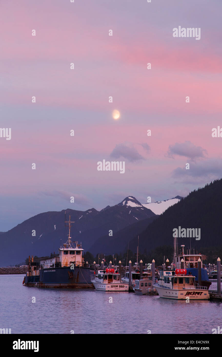 Sonnenuntergang über Seward kleinen Bootshafen, Resurrection Bay, Seward, Alaska. Stockfoto