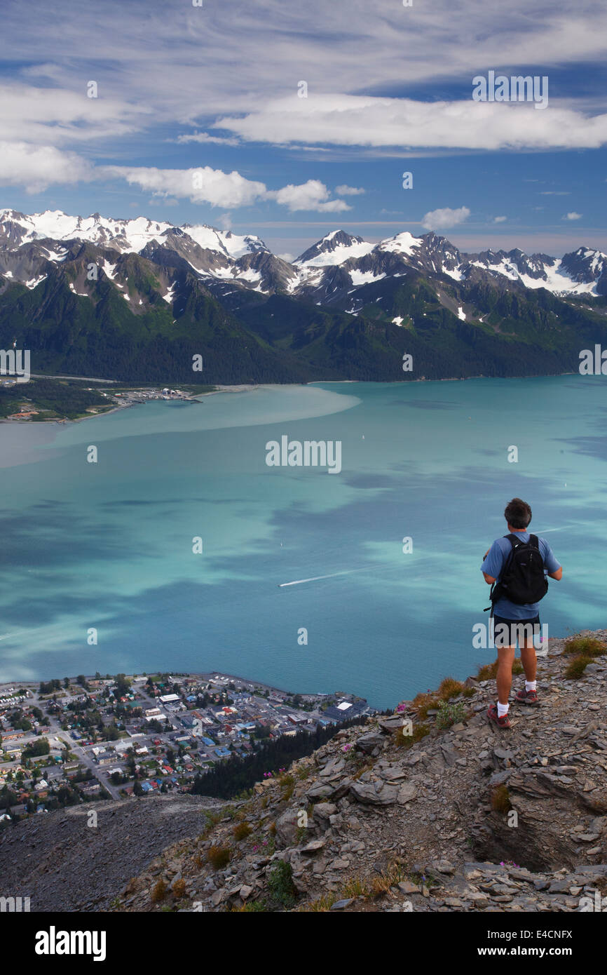 Ein Wanderer sieht Resurrection Bay vom Mt Marathon, Seward, Alaska (Modell freigegeben) Stockfoto