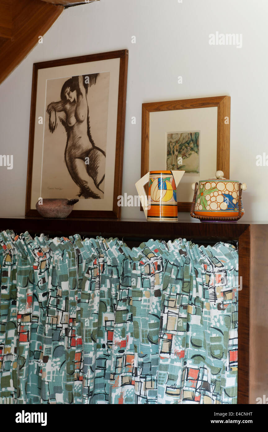 Clarice Cliff Krug und Teekanne auf Kommode mit Vintage-Baumwolle Vorhang Stockfoto