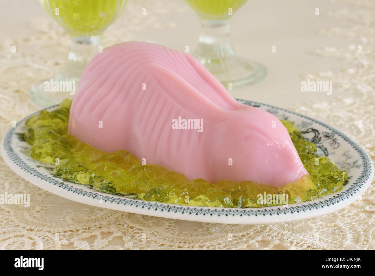 Rosa Pudding in der Form eines Hasen auf Green Jelly Grass ein Altmodisches Britisches childrens Novelty party Dessert Stockfoto